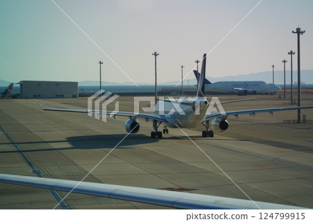 飛機滑行 124799915