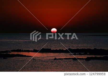 <Goto scenery> The sea at Tarōjima beach at dawn 124799959