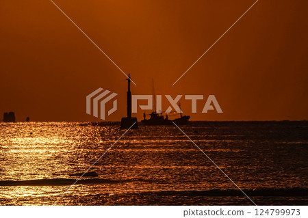 <五島風景> 黎明的大海和漁船 124799973