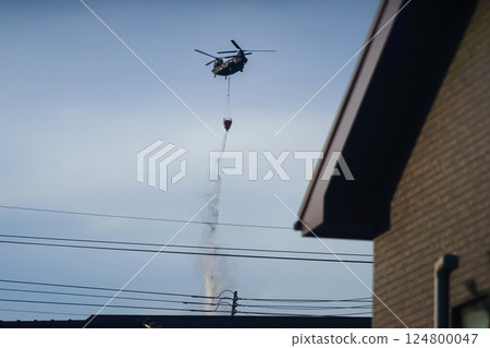 <材料> 一架直升機在撲滅森林火災 <材料> 一架直升機在撲滅森林火災 124800047