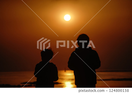 兄弟倆用智慧型手機和單眼相機拍攝日出 124800138