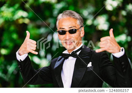 綠色背景下一位老人的肖像 124800257