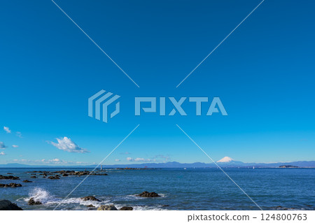 冬季，從葉山海欣賞富士山和藍天的壯麗景色 124800763