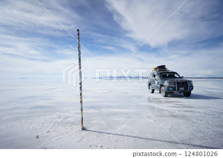 Car running on Uyuni salt lake 124801026
