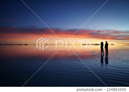 一對情侶在波利比亞烏尤尼鹽沼看日落 124801030