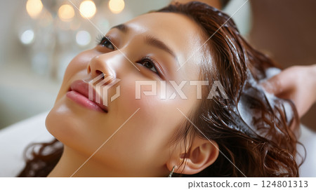 “護理頭皮的放鬆時間 - 在水療中心護理美麗的頭髮” “護理頭皮的放鬆時間 - 在水療中心護理美麗的頭髮” 124801313