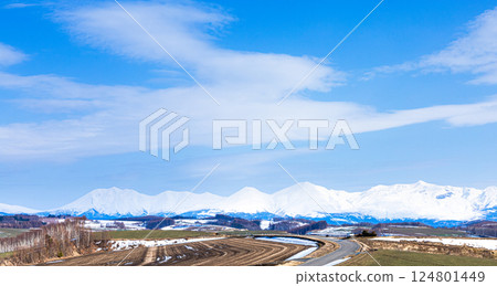 北海道美瑛春天雪融後的壯麗景色 北海道美瑛春天雪融後的壯麗景色 124801449
