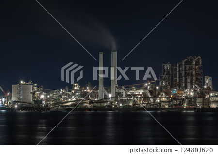 [Night view of factories from Harumi Waterfront Park in Shunan City, Yamaguchi Prefecture] 124801620