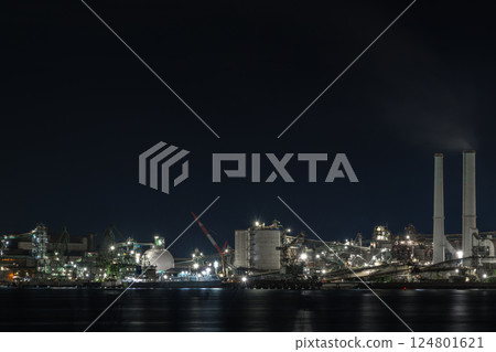 [Night view of factories from Harumi Waterfront Park in Shunan City, Yamaguchi Prefecture] 124801621
