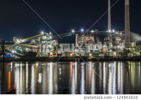 [Night view of factories from Tokuyamaminatocho, Shunan City, Yamaguchi Prefecture] 124801628