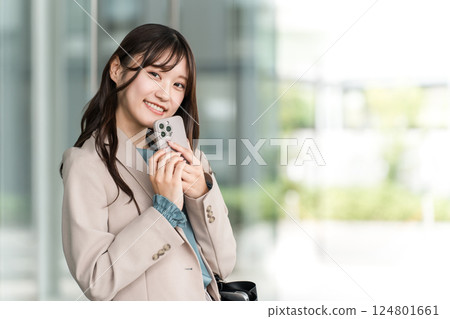 城市辦公區的年輕亞洲女商人 124801661