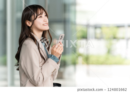 城市辦公區的年輕亞洲女商人 124801662