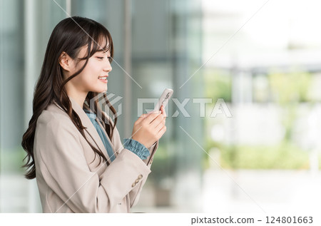 Young Asian businesswoman in urban office district Young Asian businesswoman in urban office district 124801663