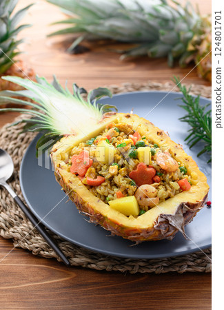 鳳梨飯(鳳梨炒飯)Khao Pad Saparot 鳳梨飯(鳳梨炒飯)Khao Pad Saparot 124801701