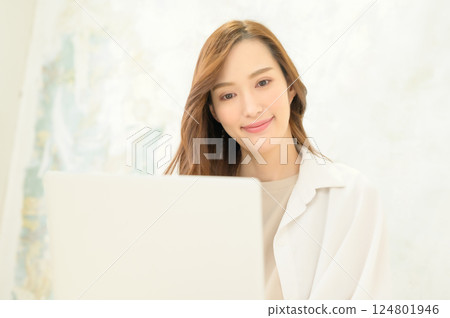 woman operating a laptop 124801946