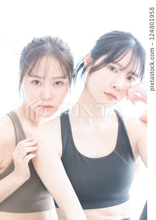 身著訓練服的年輕女子的美麗形象 身著訓練服的年輕女子的美麗形象 124801958