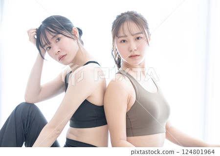 身著訓練服的年輕女子的美麗形象 124801964
