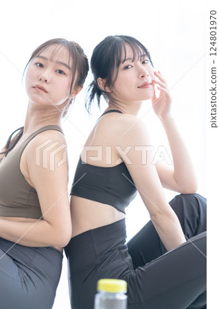 身著訓練服的年輕女子的美麗形象 身著訓練服的年輕女子的美麗形象 124801970