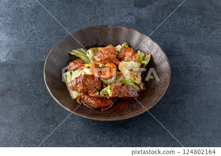 烤味噌醃豬肉和炒蔬菜 烤味噌醃豬肉和炒蔬菜 124802164