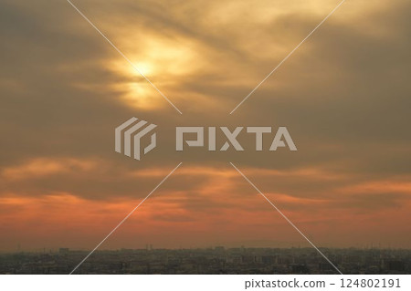 城市景觀被夕陽染紅 124802191