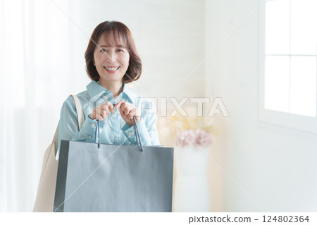 中年婦女購物 中年婦女購物 124802364