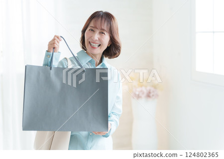 中年婦女購物 124802365