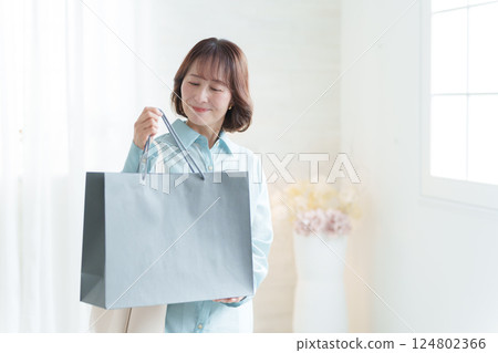 中年婦女購物 124802366