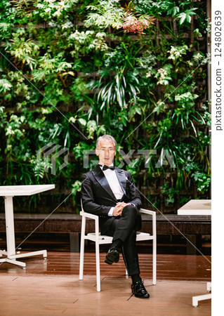 綠色背景下一位老人的肖像 124802639