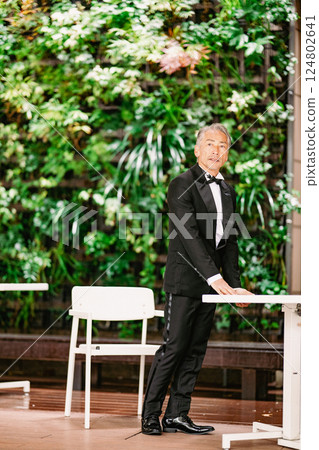 綠色背景下一位老人的肖像 綠色背景下一位老人的肖像 124802641