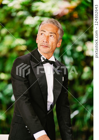 綠色背景下一位老人的肖像 124802643