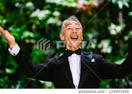 綠色背景下一位老人的肖像 124802660