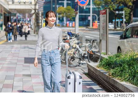 Woman on a trip, portrait 124802756