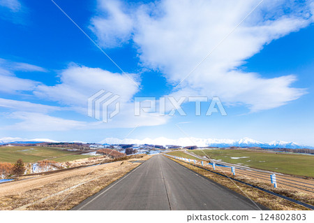 春天，北海道美瑛的藍天下，道路風景壯麗 124802803