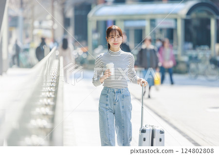 一個女人在旅途中 124802808