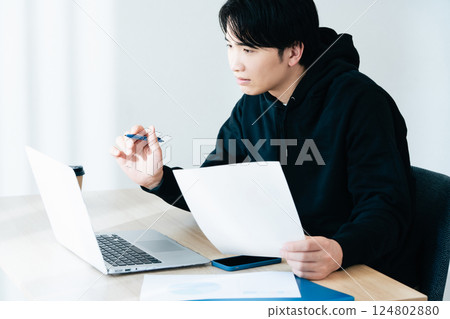 檢查文件的年輕人 124802880