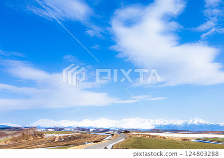 北海道美瑛的春天風景，蔚藍的天空 124803288
