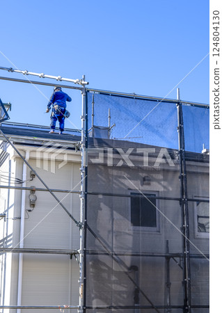 Roof repair work on a detached house - Worker 124804130