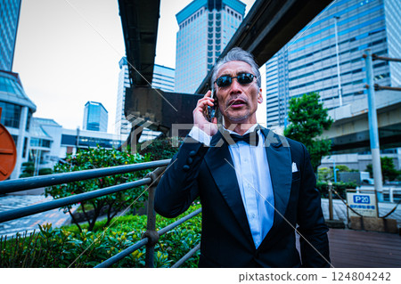 商人在天橋下的辦公區打電話 商人在天橋下的辦公區打電話 124804242