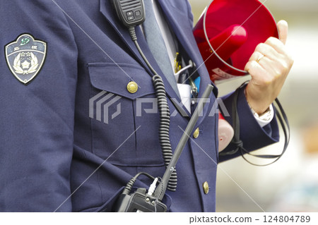 警員處於戒備狀態 124804789