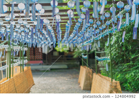 Shot of the wind chimes of Shizumoto Shrine in Shimamoto Town, Mishima-gun, Osaka Prefecture Shot of the wind chimes of Shizumoto Shrine in Shimamoto Town, Mishima-gun, Osaka Prefecture 124804992