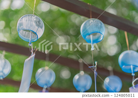 Shot of the wind chimes of Shizumoto Shrine in Shimamoto Town, Mishima-gun, Osaka Prefecture Shot of the wind chimes of Shizumoto Shrine in Shimamoto Town, Mishima-gun, Osaka Prefecture 124805011