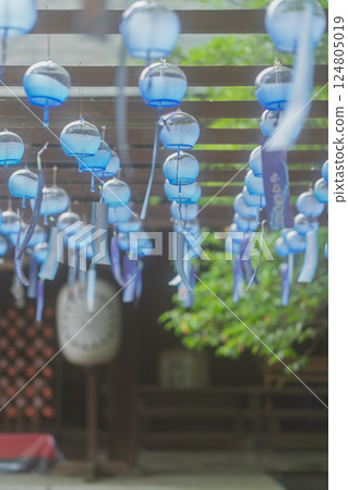 Shot of the wind chimes of Shizumoto Shrine in Shimamoto Town, Mishima-gun, Osaka Prefecture Shot of the wind chimes of Shizumoto Shrine in Shimamoto Town, Mishima-gun, Osaka Prefecture 124805019