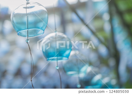 Shot of the wind chimes of Shizumoto Shrine in Shimamoto Town, Mishima-gun, Osaka Prefecture 124805030
