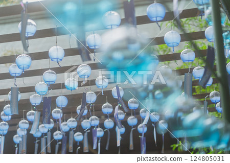 Shot of the wind chimes of Shizumoto Shrine in Shimamoto Town, Mishima-gun, Osaka Prefecture 124805031