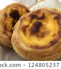Macaron's egg tart 124805237