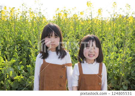 姊妹倆在油菜花叢中享受春天 124805531