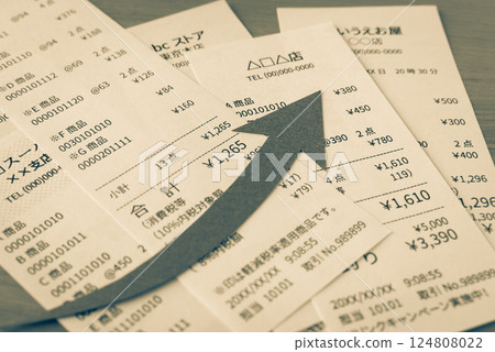上升箭頭和收據、物價上漲、消費稅、家庭預算 124808022