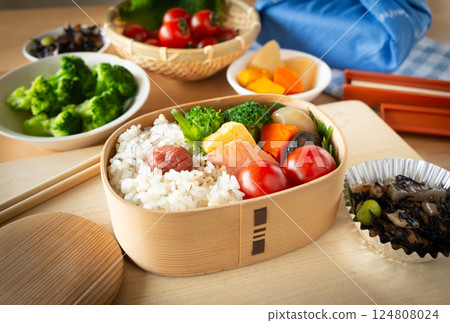 Making bento lunch boxes using magewappa wood 124808024