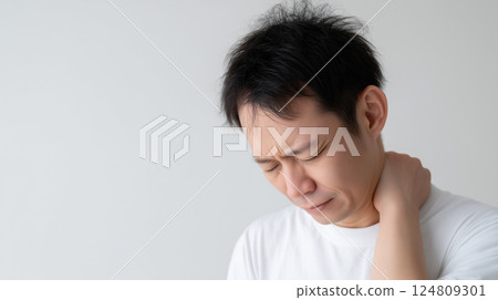 年輕男子因過度使用智慧型手機而患上頸部疼痛 |白色調 年輕男子因過度使用智慧型手機而患上頸部疼痛 |白色調 124809301