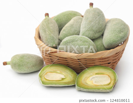 Green almond 124810011